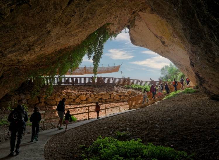 Access to the viewpoint of the grottes du cerdon