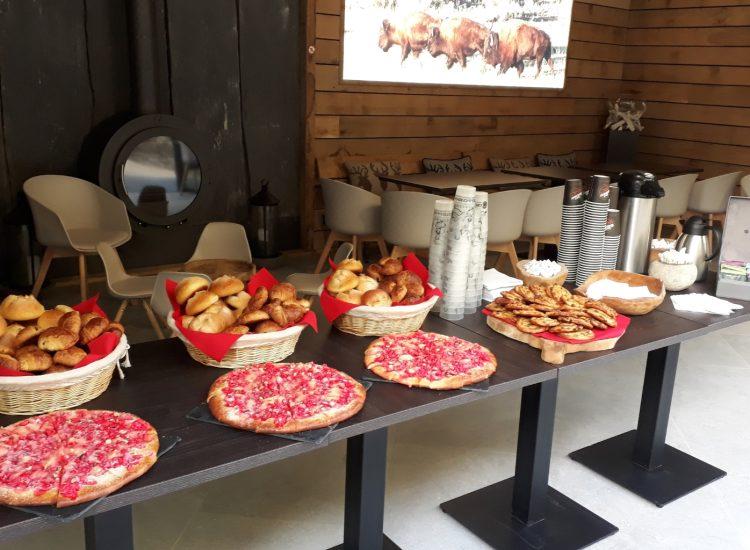 Bienvenidos, café, tartas de praliné, pasteles, comedor grottes du cerdon