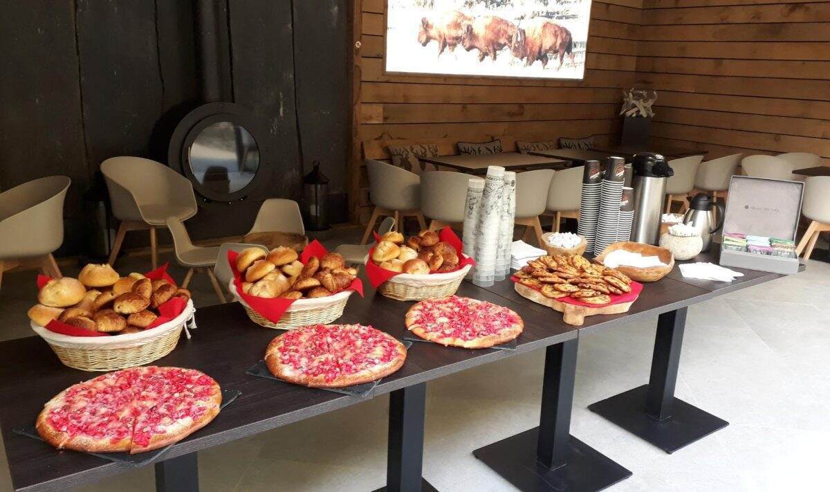 accueil café tartes aux pralines viennoiserie salle des grottes du cerdon