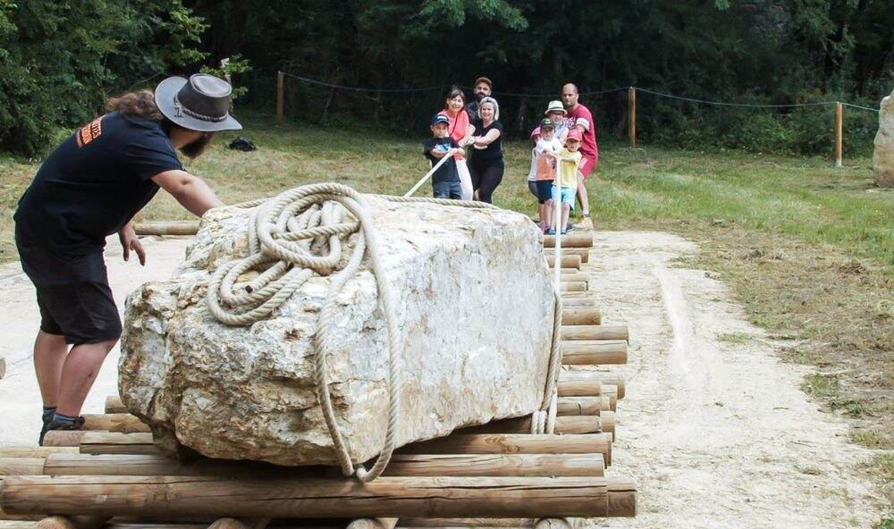 atelier traction de megalithe groupe de personnes aux grottes du cerdon