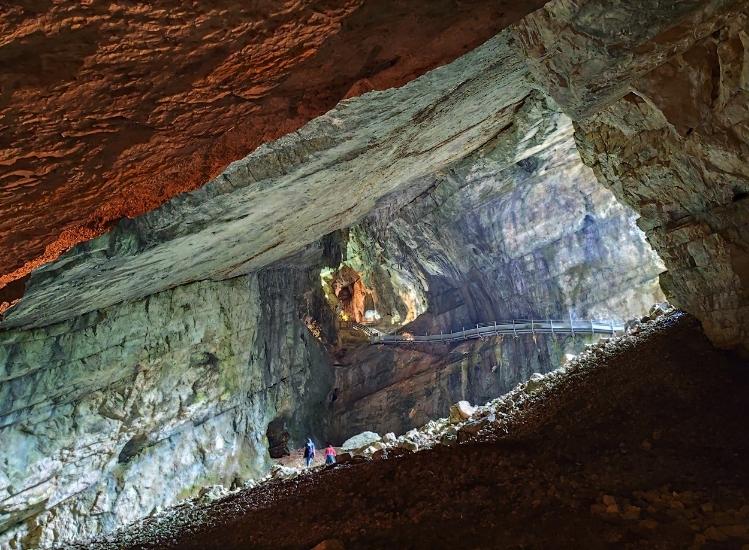 visita familiar a las cuevas de Cerdon