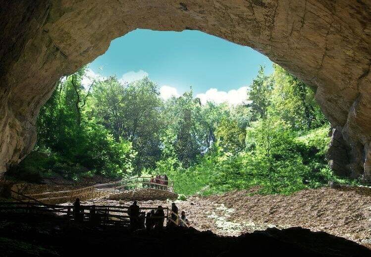 Le porche des Grottes du Cerdon