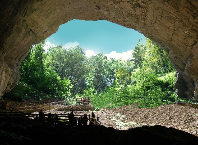 El porche de Grottes du Cerdon