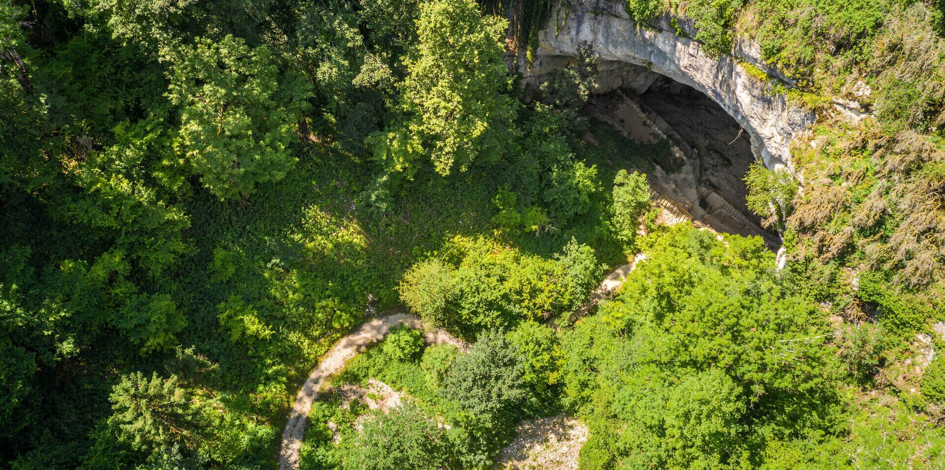 le sentier de sortie des Grottes du Cerdon