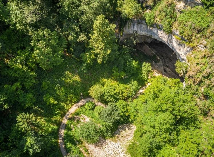 le sentier de sortie des Grottes du Cerdon