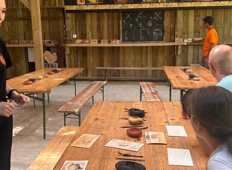 Activité création de peinture à l'ocre aux Grottes du Cerdon