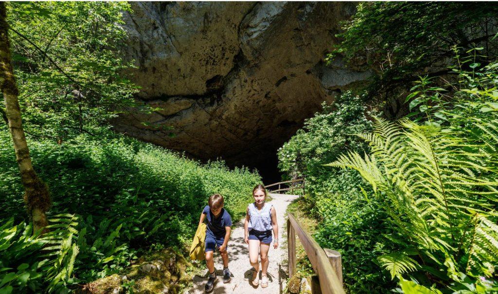 Enfant aux retour des Grottes du Cerdon
