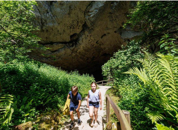Enfant aux retour des Grottes du Cerdon