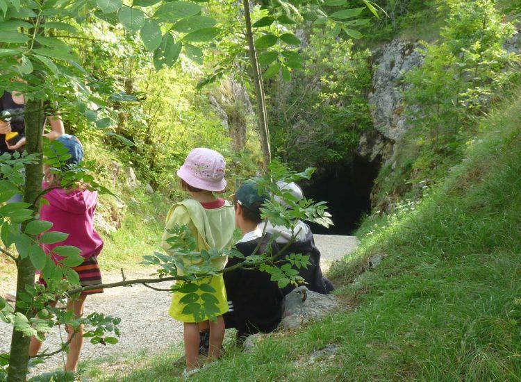 Entrada a las Cuevas con cuento infantil