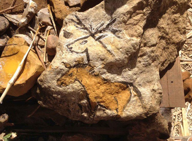 Barra de refugio rocoso en medio del acantilado grottes du cerdon