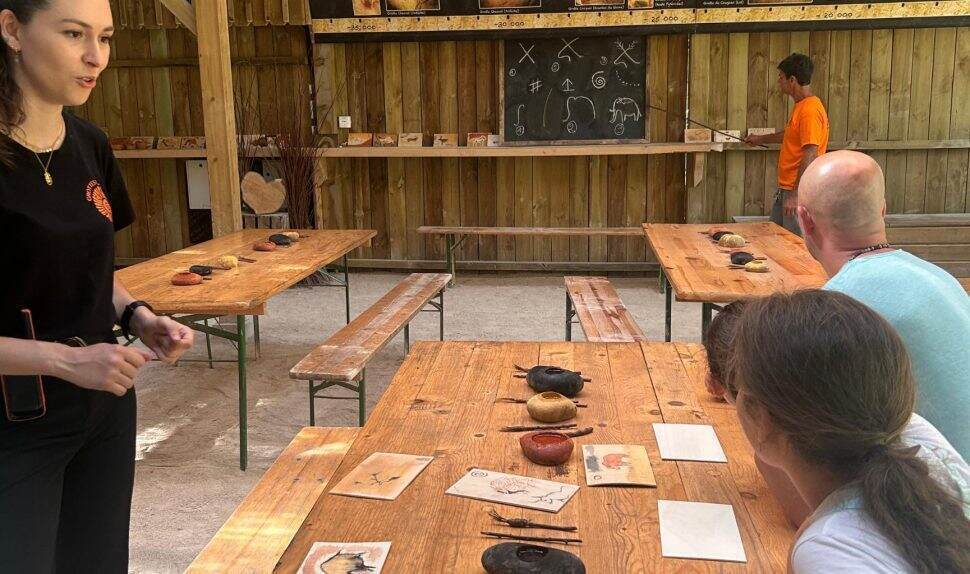 Activité création de peinture à l'ocre aux Grottes du Cerdon