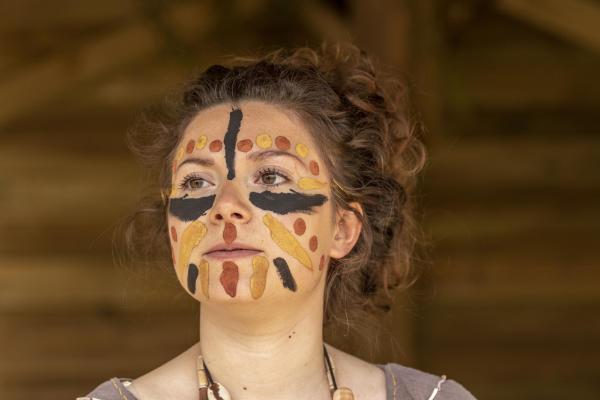 Presentador con pintura facial para recreaciones prehistóricas en grottes du cerdon