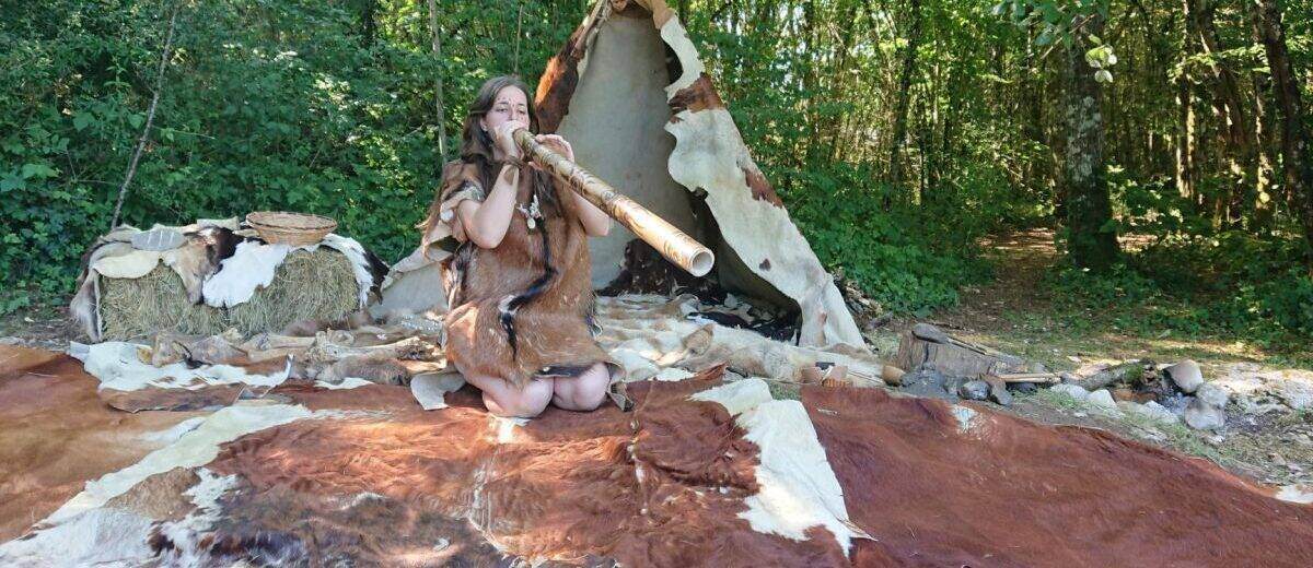 atelier musique préhistorique grottes du cerdon tente peau de bête