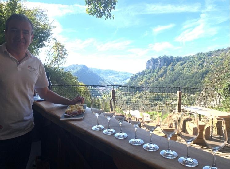 Barra de refugio rocoso en medio del acantilado Grottes du Cerdon