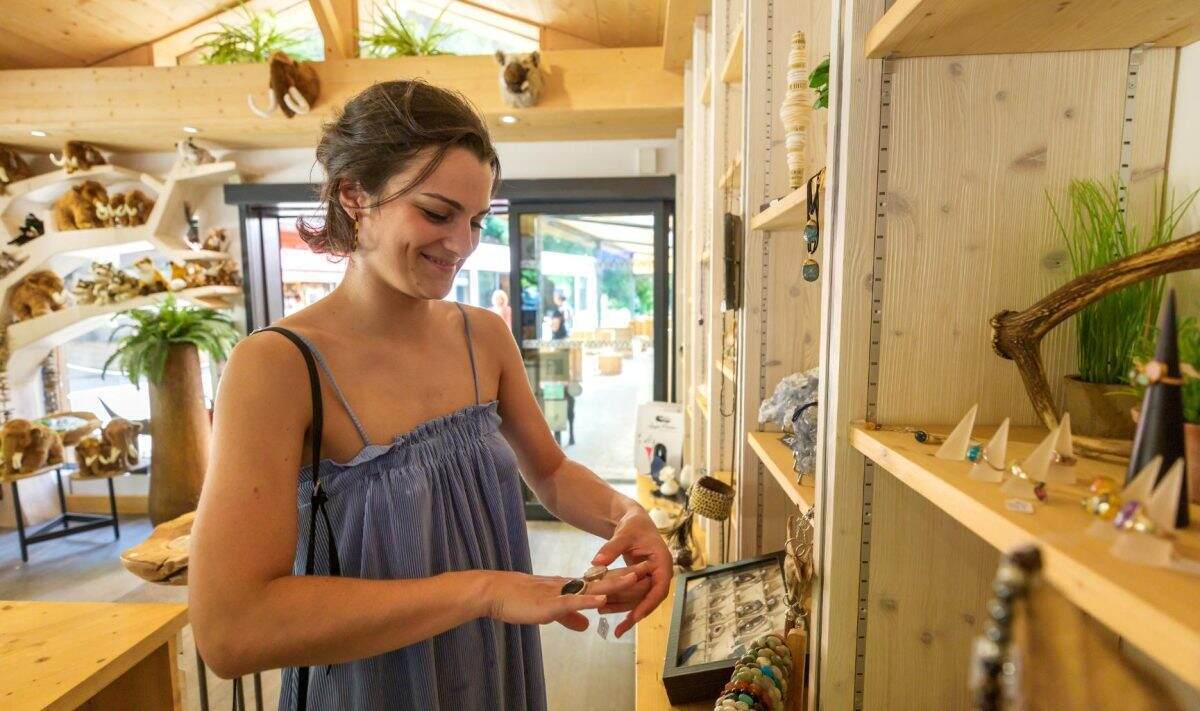 Boutique aux Grottes du Cerdon bijoux personne
