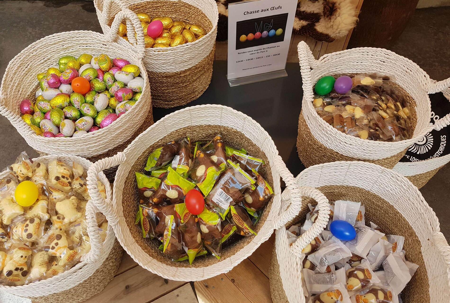 Easter egg hunt baskets in the Grottes du cerdon