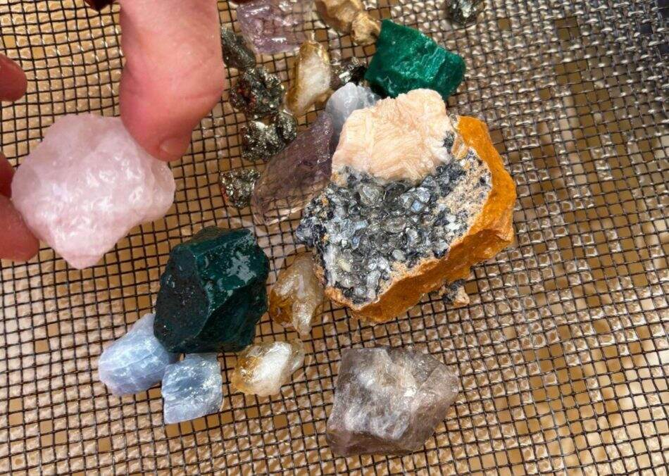 Chercheur d'or à la batée rivière aux minéraux grotte du cerdon