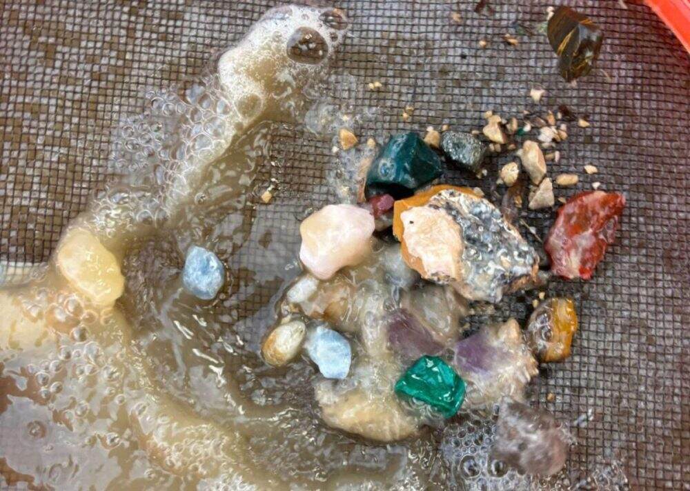 Chercheur d'or à la batée rivière aux minéraux grottes du cerdon