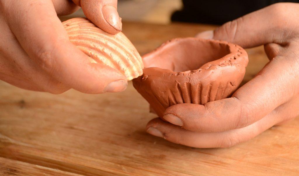 Decoración de cerámica en las Grottes du Cerdon