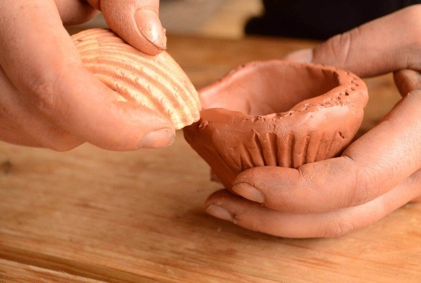 Decoratie van aardewerk in de Grottes du Cerdon
