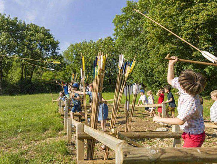 enfants en activité tir au propulseur préhistorique aux grottes du cerdon