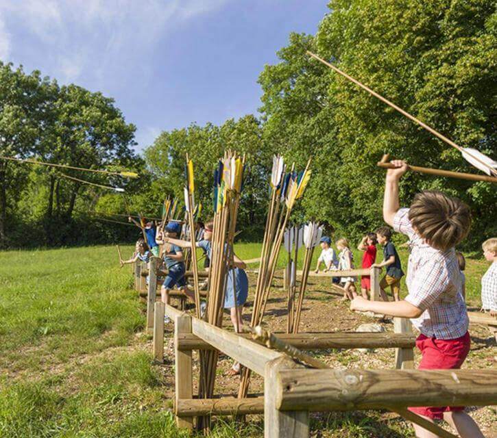 enfants en activité tir au propulseur préhistorique aux grottes du cerdon