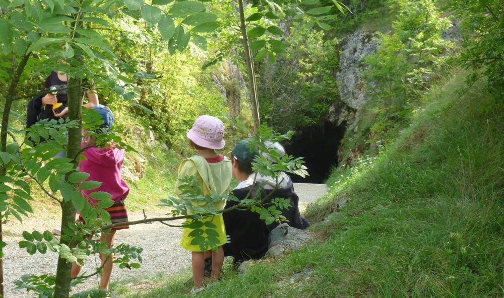 Entrada a las Cuevas con cuento infantil