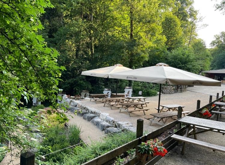 Espace de restauration pour les visiteurs des Grottes du Cerdon