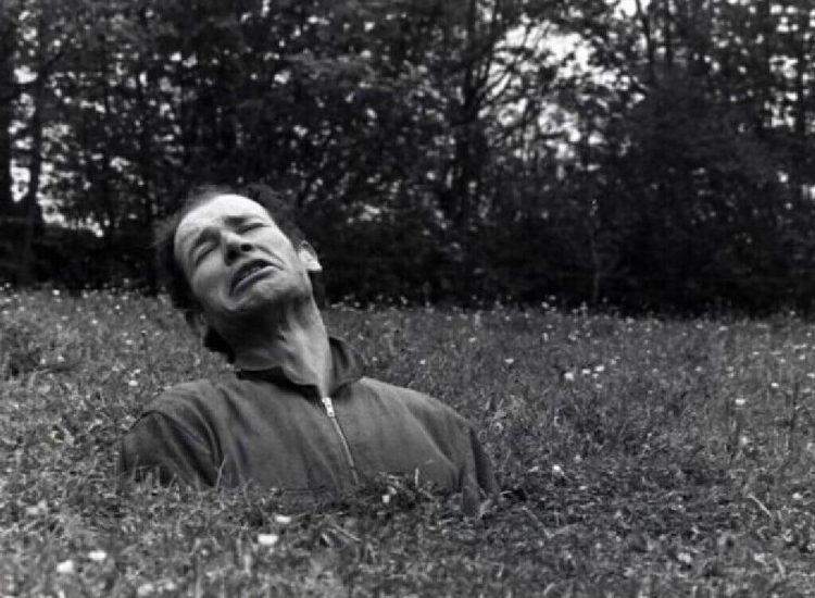 Hombre hundido en la hierba grottes du cerdon