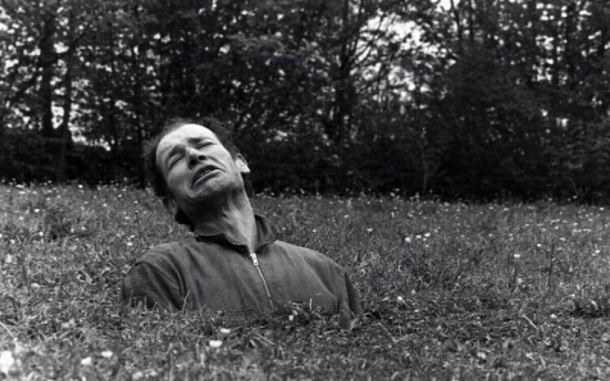 homme enfoncé dans l'herbe grottes du cerdon