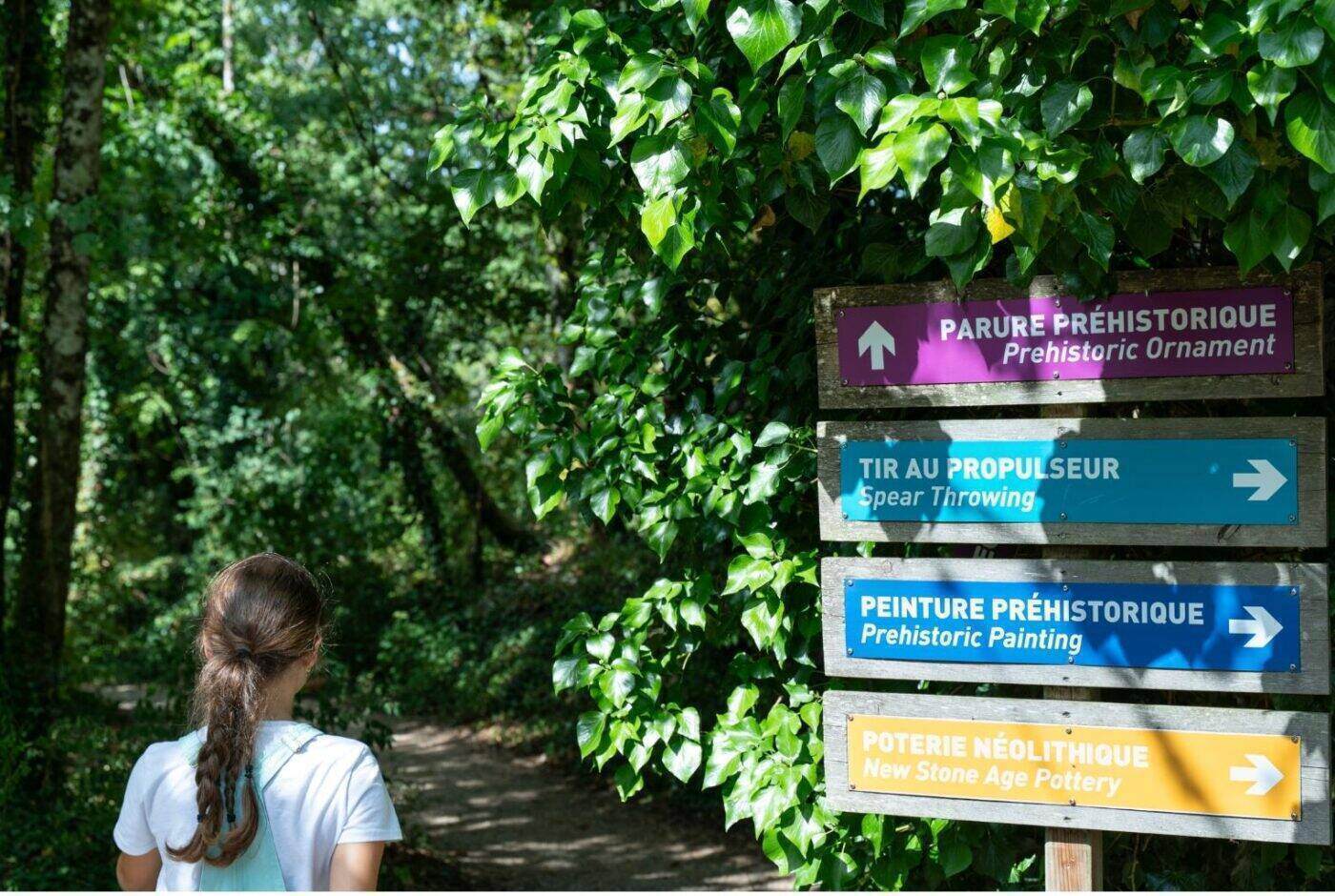Le parc des Grottes du Cerdon panneaux indicateurs d'ateliers