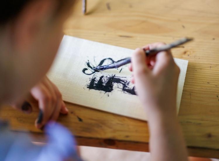 Mano de niño pincel taller de pintura prehistórica grottes du cerdon