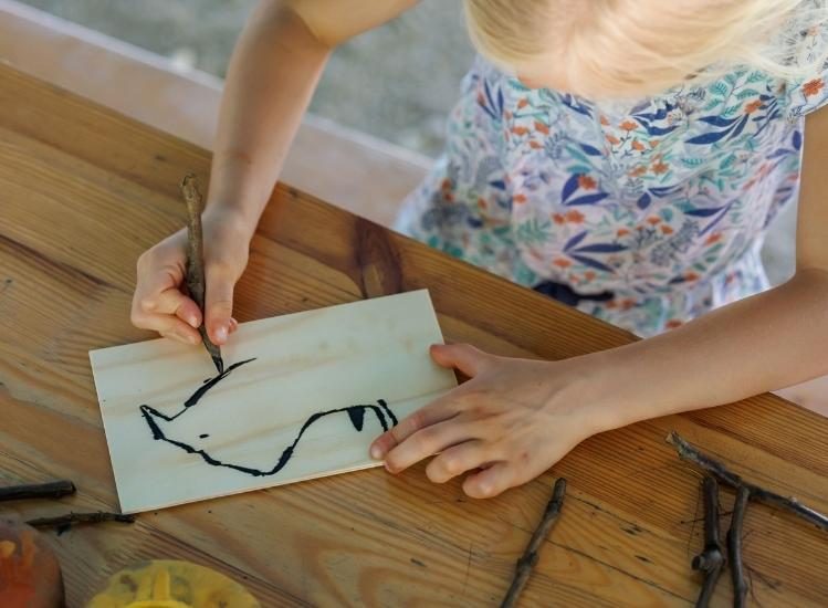 Mano de niño pincel taller de pintura prehistórica