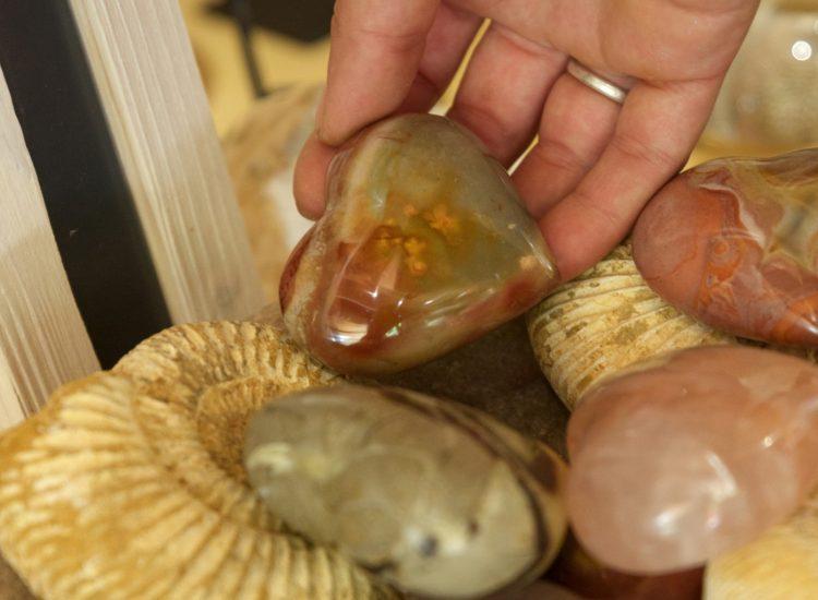 tienda de minerales en forma de corazón grottes du cerdon
