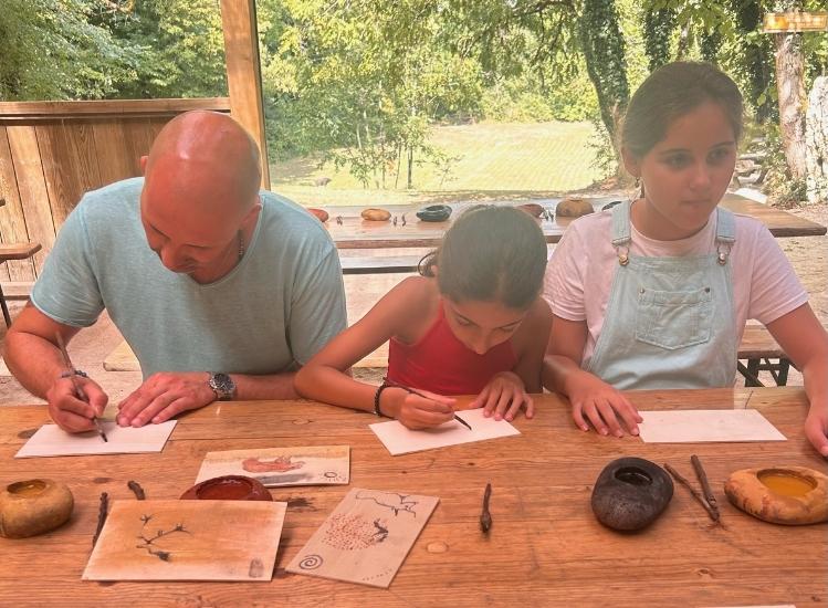 Cuadro ocre con la familia grottes du cerdon