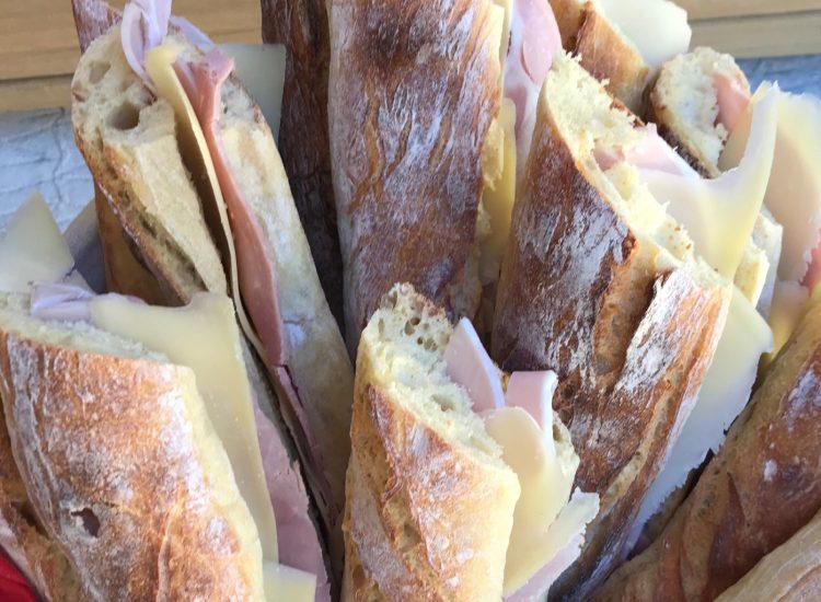 Sándwiches de jamón y queso Comté local