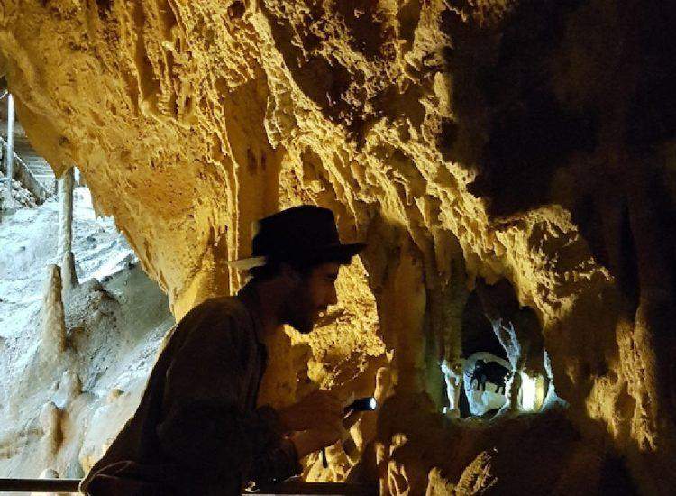 Visita de cuentos para niños con un animador en el grottes du cerdon