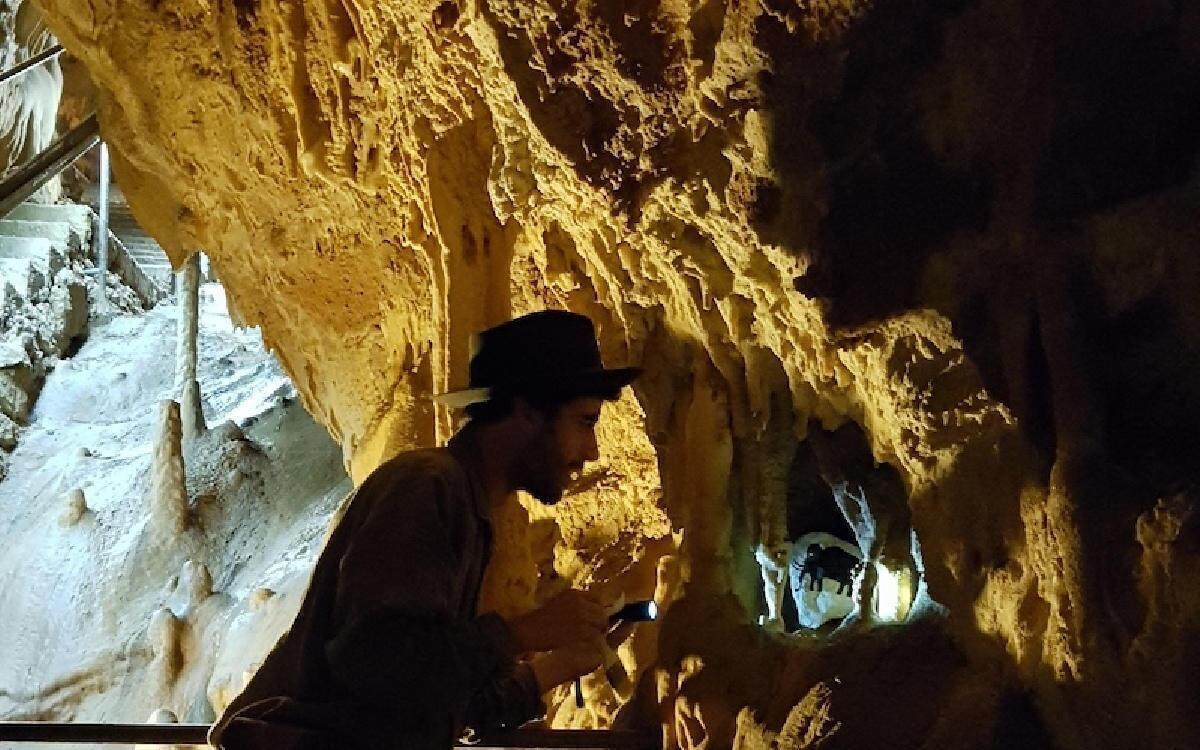 Visita de cuentos para niños con un animador en el grottes du cerdon