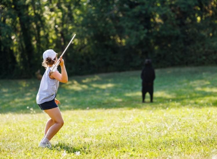 enfant tir au propulseur atelier grottes du cerdon parc de loisirs préhistoriques