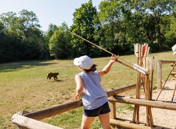 enfant tir au propulseur atelier grottes du cerdon parc de loisirs préhistoriques
