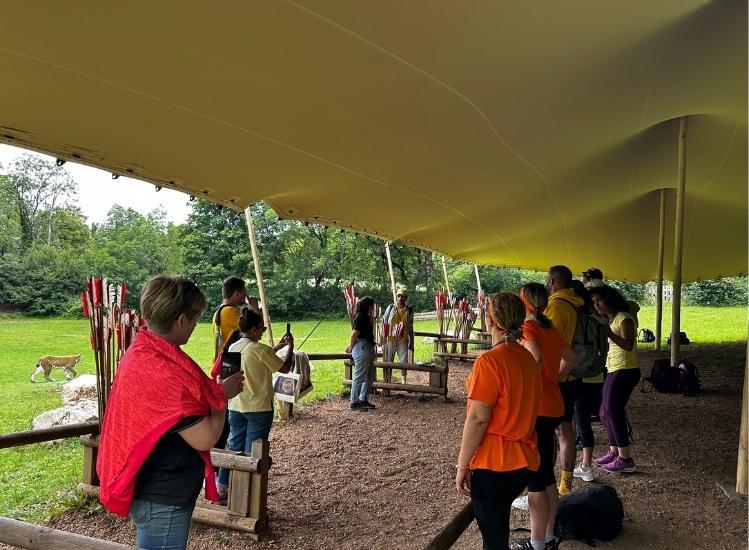 enfant tir au propulseur atelier grottes du cerdon parc de loisirs préhistoriques