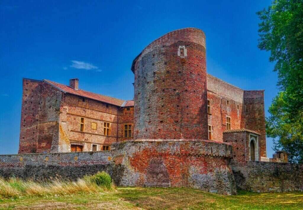 Exterior view of the chateau de bouligneux