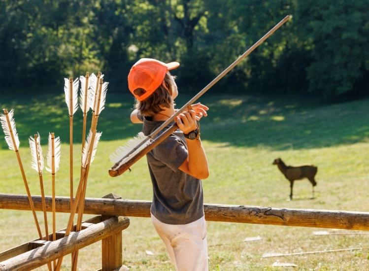 Workshop speerwerpen voor kinderen grottes du cerdon prehistorisch recreatiepark