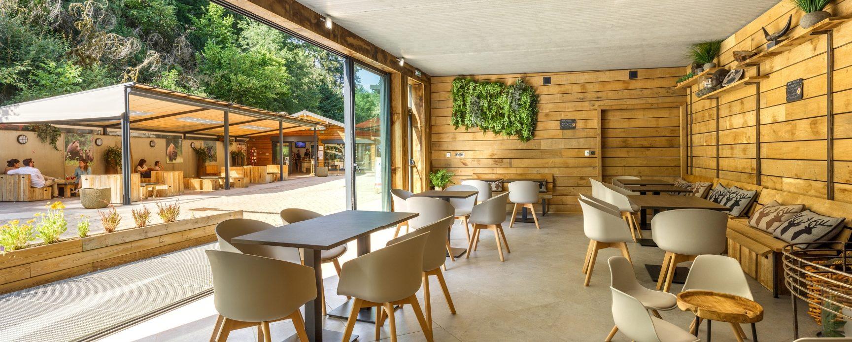 Zona de recepción y snack-bar de las grottes du cerdon en el parque de ocio prehistórico