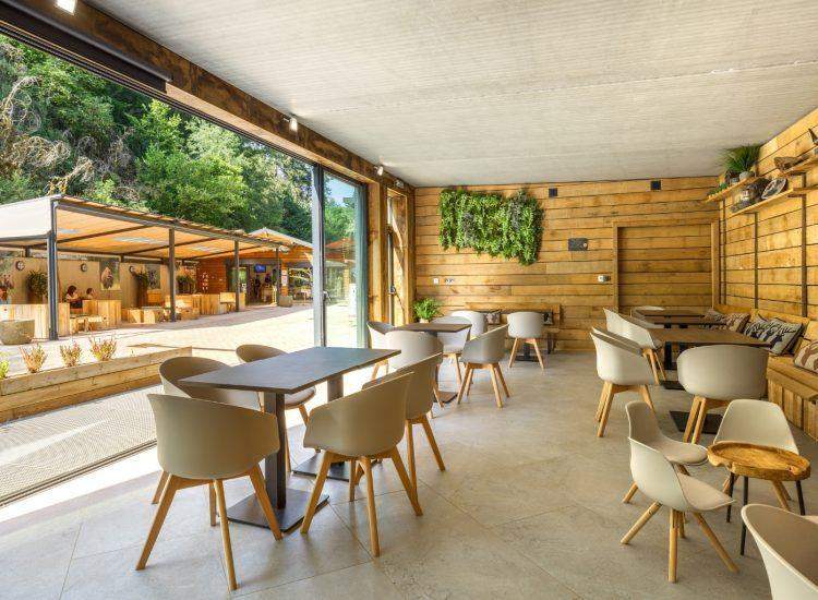 salle d'accueil des grottes du cerdon et snack parc de loisirs préhistoriques